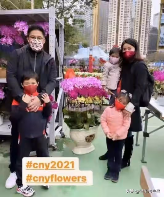 霍啟剛當選立法會議員,郭晶晶當街為丈夫拉選票獲得成功