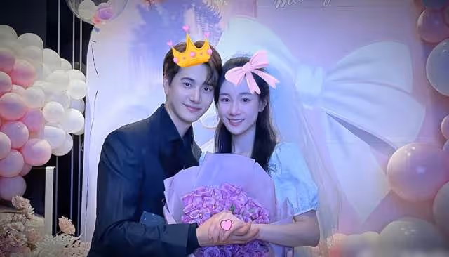 恭喜!33歲男星官宣求婚成功,與女友當眾甜蜜熱吻,去年公開戀情