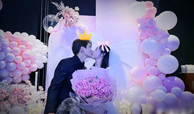 恭喜!33歲男星官宣求婚成功,與女友當眾甜蜜熱吻,去年公開戀情