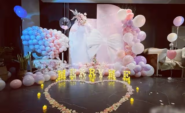 恭喜!33歲男星官宣求婚成功,與女友當眾甜蜜熱吻,去年公開戀情
