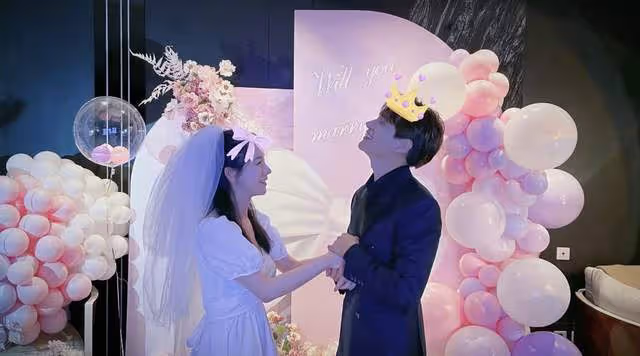 恭喜!33歲男星官宣求婚成功,與女友當眾甜蜜熱吻,去年公開戀情