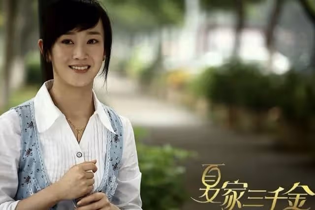 恭喜！33歲男星官宣求婚成功，與女友當眾甜蜜熱吻，去年公開戀情