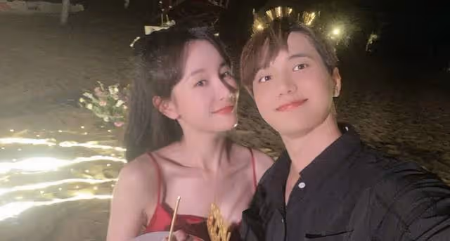 恭喜！33歲男星官宣求婚成功，與女友當眾甜蜜熱吻，去年公開戀情