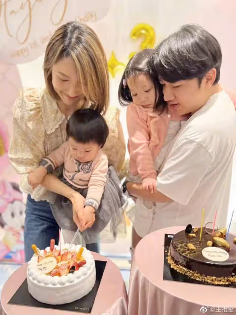 王祖藍為兩位愛女慶生,曬一家四口溫馨合照,三歲大女兒像極爸爸