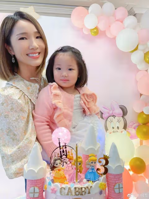 王祖藍為兩位愛女慶生,曬一家四口溫馨合照,三歲大女兒像極爸爸