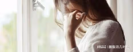 小姑子訂婚沒有邀請我,婆婆回來向我炫耀,我扇了自己一巴掌