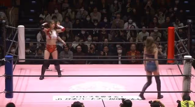 日本寫真模特打架,清純美女竟然也會使損招,現場觀眾們一飽眼福