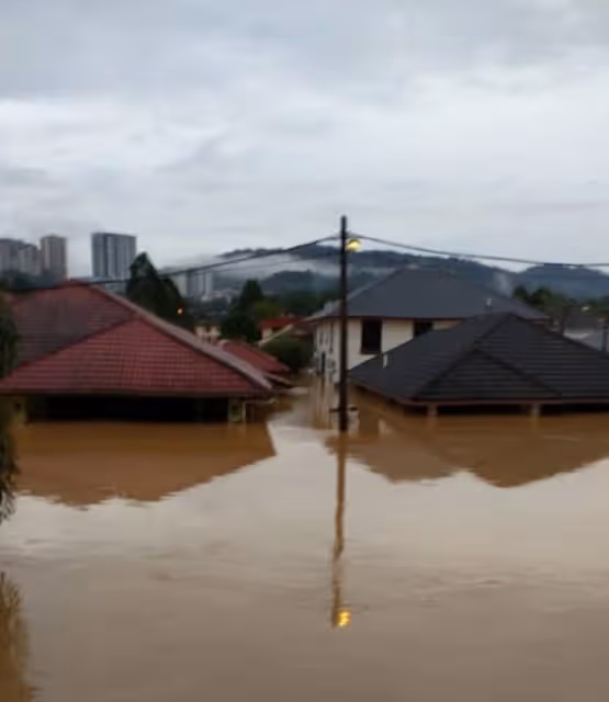 知名歌手豪宅被大水淹沒!全家人被迫爬上屋頂,等待數小時終獲救
