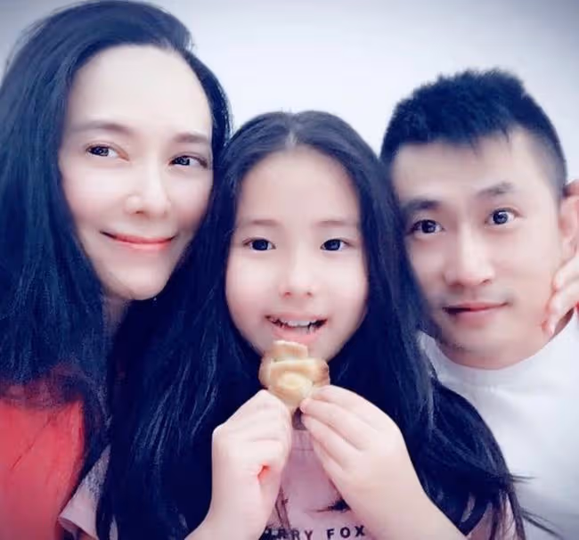 郭羨妮罕曬全家福,與小6歲老公團聚心情好,結婚10年聚少離多