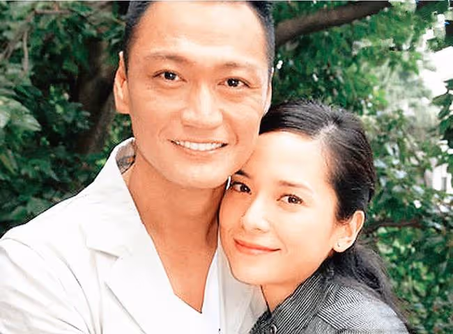 郭羨妮罕曬全家福,與小6歲老公團聚心情好,結婚10年聚少離多
