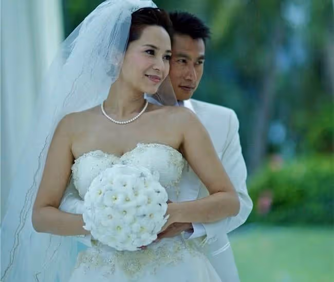 郭羨妮罕曬全家福,與小6歲老公團聚心情好,結婚10年聚少離多