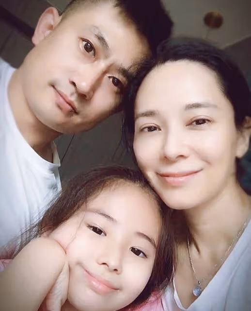 郭羨妮罕曬全家福,與小6歲老公團聚心情好,結婚10年聚少離多