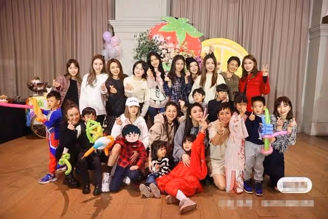 Baby帶兒子參加好友生日宴,膚白貌美占C位,4歲小海綿潮男范十足