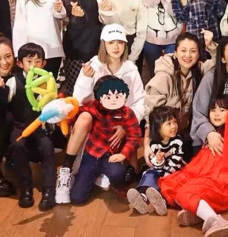 Baby帶兒子參加好友生日宴,膚白貌美占C位,4歲小海綿潮男范十足
