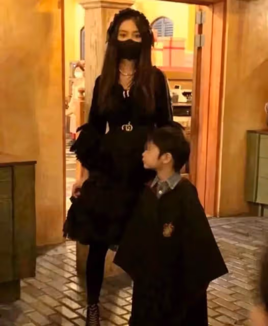 Baby帶兒子參加好友生日宴,膚白貌美占C位,4歲小海綿潮男范十足
