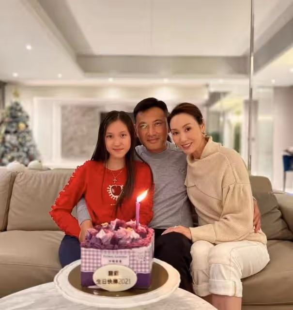港姐郭可盈為林文龍慶生,壽星被妻女夾心吻,54歲仍似健壯小伙