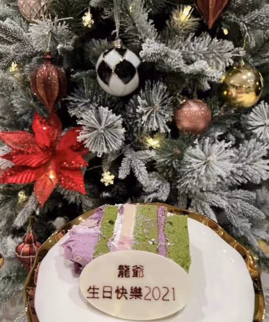 港姐郭可盈為林文龍慶生,壽星被妻女夾心吻,54歲仍似健壯小伙