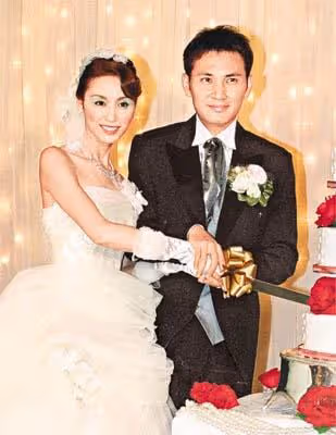 港姐郭可盈為林文龍慶生,壽星被妻女夾心吻,54歲仍似健壯小伙