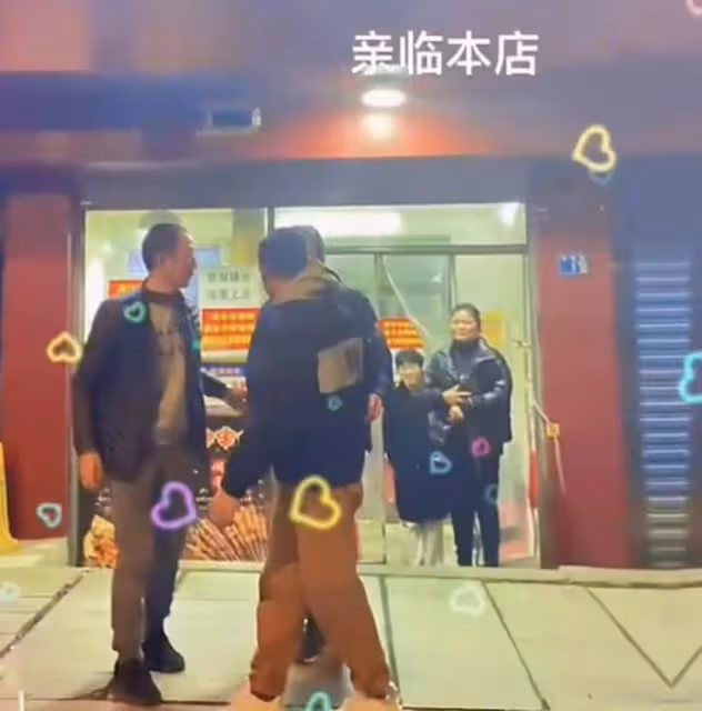 楊威現身街邊小飯館,喝得面紅耳赤青筋直冒,12歲楊陽洋變帥小伙