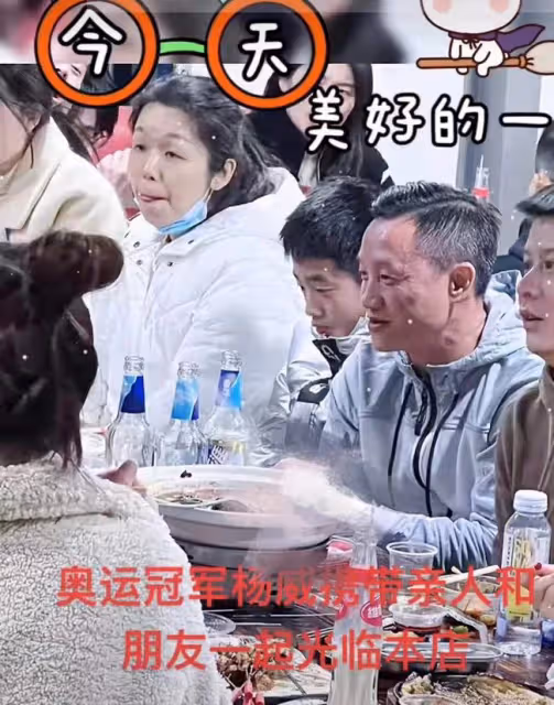 楊威現身街邊小飯館,喝得面紅耳赤青筋直冒,12歲楊陽洋變帥小伙