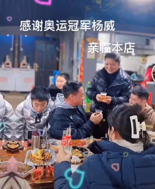 楊威現身街邊小飯館,喝得面紅耳赤青筋直冒,12歲楊陽洋變帥小伙