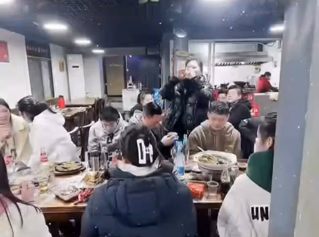 楊威現身街邊小飯館,喝得面紅耳赤青筋直冒,12歲楊陽洋變帥小伙