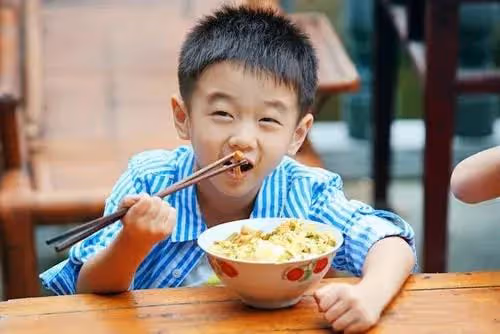 楊威現身街邊小飯館,喝得面紅耳赤青筋直冒,12歲楊陽洋變帥小伙