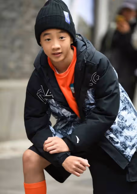 楊威現身街邊小飯館,喝得面紅耳赤青筋直冒,12歲楊陽洋變帥小伙