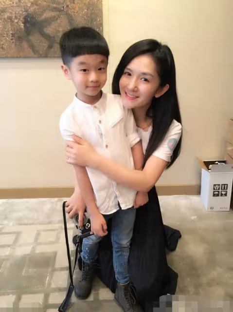 楊威現身街邊小飯館,喝得面紅耳赤青筋直冒,12歲楊陽洋變帥小伙