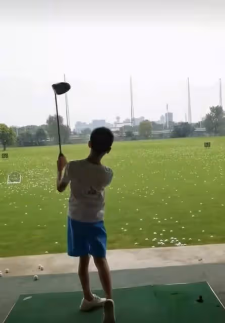 楊威現身街邊小飯館,喝得面紅耳赤青筋直冒,12歲楊陽洋變帥小伙