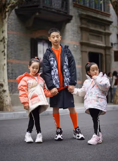 楊威現身街邊小飯館,喝得面紅耳赤青筋直冒,12歲楊陽洋變帥小伙