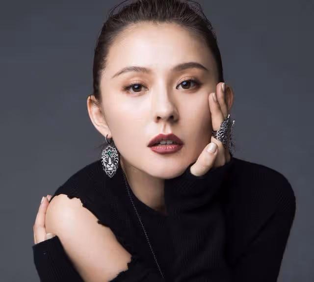 未婚生女父親成謎，盡全力復出錯失大獎，她狀告網友二審直接敗訴