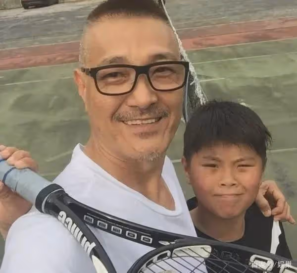 跟隨成龍30年的盧惠光,結局卻是那樣的悲涼。