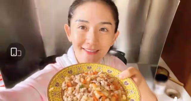 謝娜曬女兒們親手製作的生日賀卡給張傑慶生,小傢伙各有各的想法,超用心