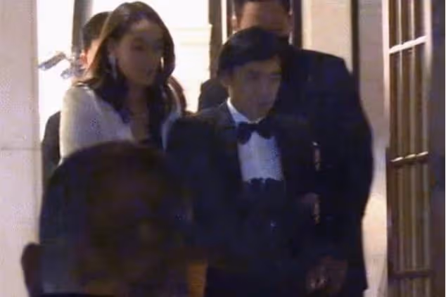 59歲梁朝偉深夜醉酒,晃晃悠悠不省人事,被長腿美女攙扶架著走