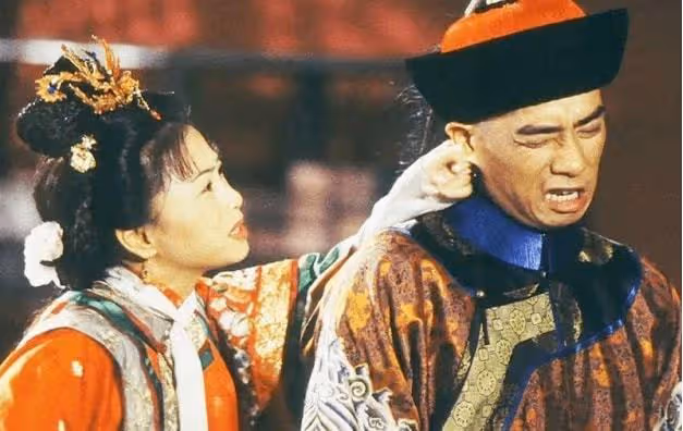 59歲梁朝偉深夜醉酒,晃晃悠悠不省人事,被長腿美女攙扶架著走