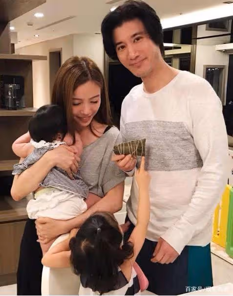 王力宏和李靚蕾正面剛,一回合就落敗宣布退圈,用詞卻耐人尋味