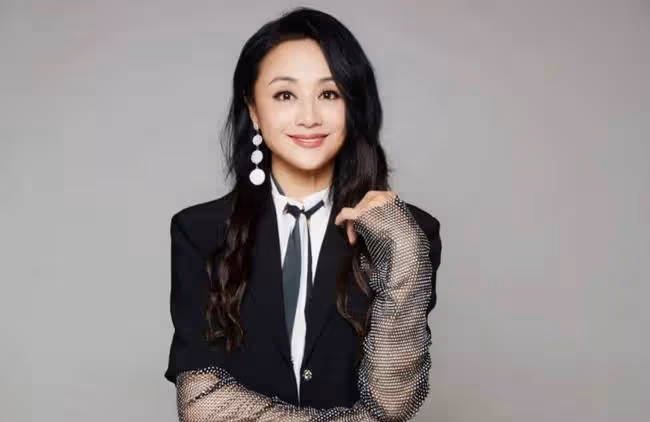 她起初只是化妝師,後在主持和演藝界取得驕人成就,婚後相夫教子其樂融融