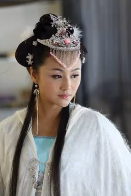 她起初只是化妝師,後在主持和演藝界取得驕人成就,婚後相夫教子其樂融融