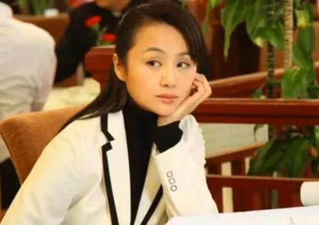她起初只是化妝師,後在主持和演藝界取得驕人成就,婚後相夫教子其樂融融