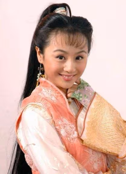 她起初只是化妝師,後在主持和演藝界取得驕人成就,婚後相夫教子其樂融融