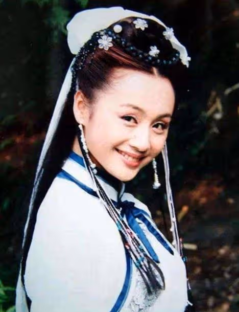 她起初只是化妝師,後在主持和演藝界取得驕人成就,婚後相夫教子其樂融融