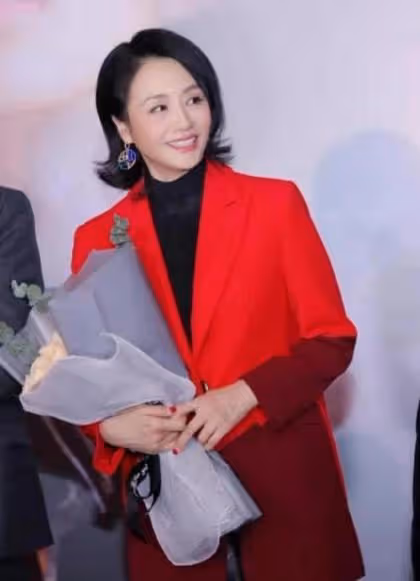 她起初只是化妝師,後在主持和演藝界取得驕人成就,婚後相夫教子其樂融融