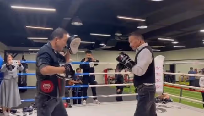 64歲萬梓良自曝身體勞累,正在做理療!疾病纏身仍拚命拍戲跑商演