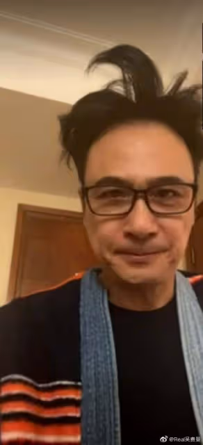 實力黑粉!吳鎮宇喜迎60歲生日,兒子費曼曬魔性P圖為父慶生