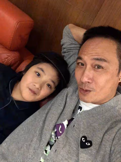 實力黑粉!吳鎮宇喜迎60歲生日,兒子費曼曬魔性P圖為父慶生