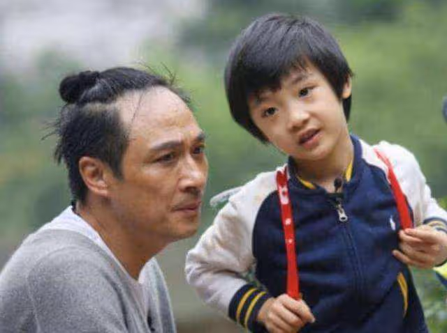 實力黑粉!吳鎮宇喜迎60歲生日,兒子費曼曬魔性P圖為父慶生