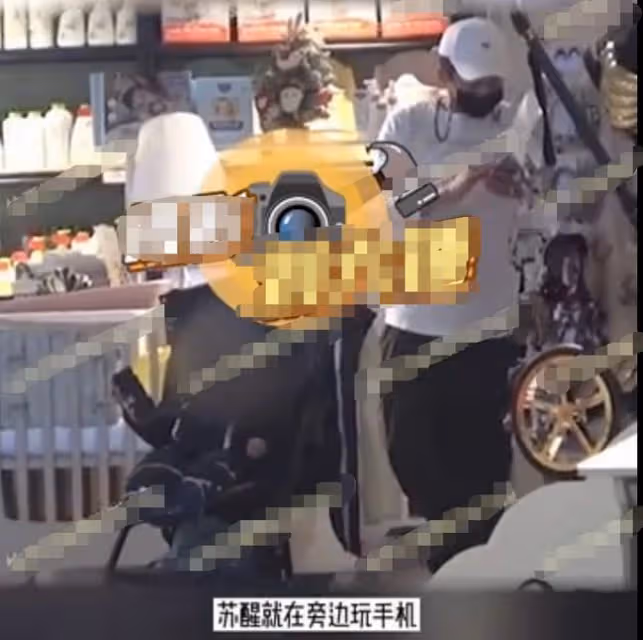 37歲男星被曝隱婚生子!帶娃幾乎全程玩手機,此前被催婚破口大罵