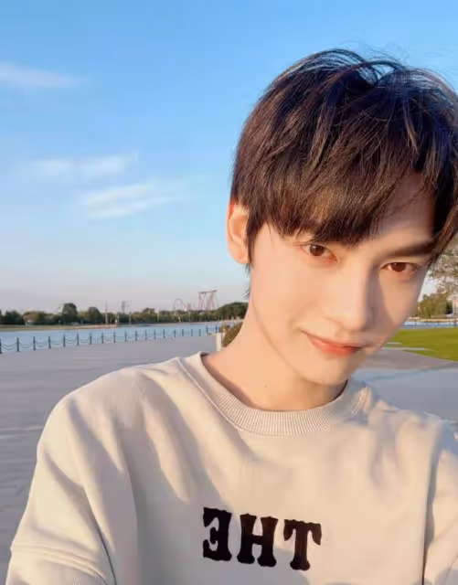 22歲男星疑似戀情曝光!與美女貼身摟抱親密耳語,酒吧嗨玩四小時