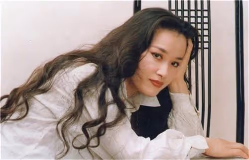 1983年春晚走紅後移居海外,56歲患癌去世,臨終才說出自己的身世